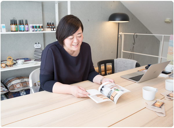 折り込みチラシやフォトブックまでトーンを一緒にすることで説得力が増すと思っていますし、そこまで含めて一つの作品だと思っています。