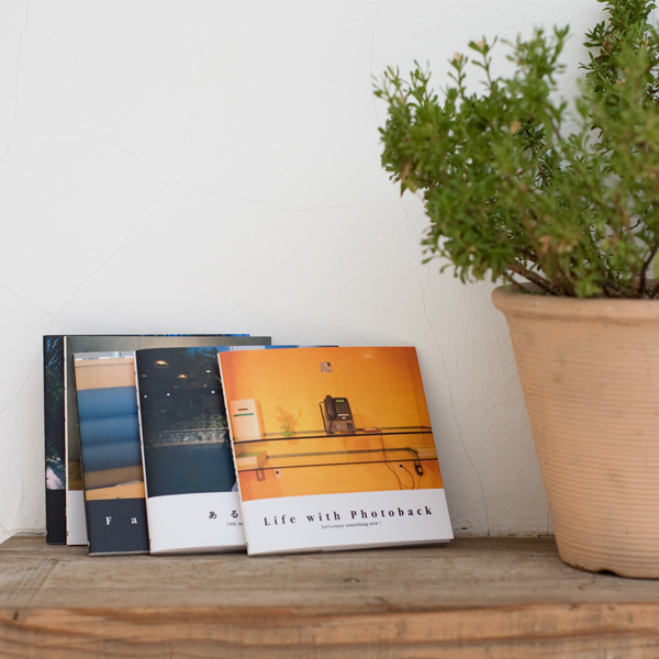 手のひらにのるかわいいサイズ「ALBUM」。こだわりの高品質製本で贈り物にもピッタリ。